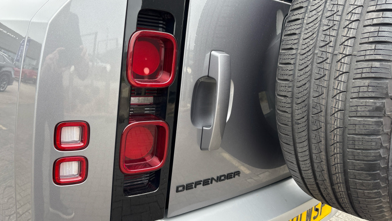 Land Rover Defender 3.0 D200 SE 110 5dr Auto Diesel Estate